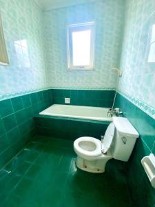 Emeralda Villa Puncak Resort的一间浴室