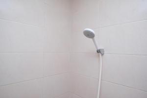 SukoharjoKoolKost Syariah near Luwes Gentan Park (Minimum Stay 30 Nights)的浴室内配有淋浴和头顶淋浴