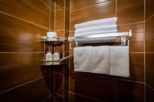 琅勃拉邦Villa Mira Heritage的浴室墙上有一堆毛巾