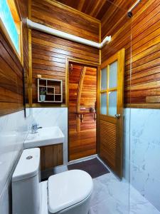 班怀扬玛穆萨海滩度假村餐厅住宿加早餐旅馆的一间带卫生间和水槽的浴室
