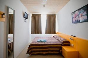 卡奥莱Villaggio Hemingway - Family Aparthotel的酒店客房设有床和窗户。