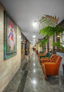 第比利斯Royal Tulip Hotel & Casino, Tbilisi的大厅里一排橙色的沙发
