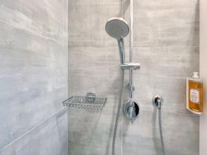 加比切马莱Hotel Vienna的浴室内配有淋浴和头顶淋浴