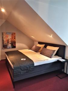巴登韦勒纽恩菲尔斯酒店的阁楼上的卧室配有一张大床