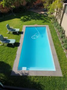 西萨默塞特Modern spacious home in heart of Cape Winelands的享有庭院中蓝色游泳池的顶部景色