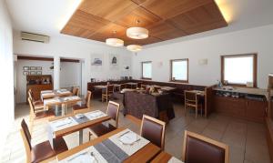 特伦托Agritur Ponte Alto的用餐室配有木桌和椅子