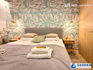 贡斯基Apartamenty w Gąskach - 365PAM的一间卧室配有一张带花卉壁纸的大床