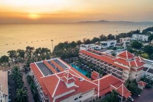 南芭堤雅阿瓦隆海滩度假酒店的享有度假胜地和海洋的空中景致