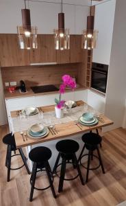 弗济内Apartman Orhideja的厨房配有带四把椅子的木桌