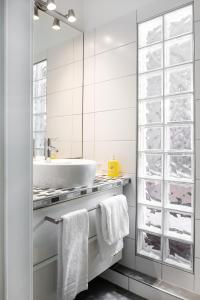 盖伦基兴城市酒店的白色的浴室设有水槽和镜子