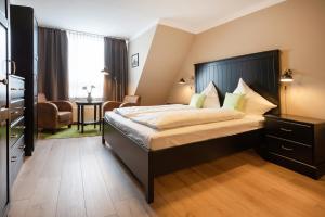 盖伦基兴城市酒店的一间卧室配有一张大床和黑色床头板