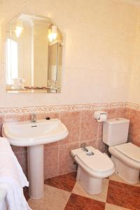 莱佩莱佩港旅馆的一间带水槽、卫生间和镜子的浴室