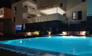 弗拉门卡海滩Turquesa del Mar - Max Beach Golf - Large Sunny Terrace Apartment的一座大楼前的大型游泳池