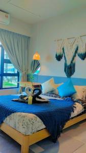 哥打京那巴鲁MLH Designer Suites @ Jesselton Quay CityPads的一间卧室配有一张带蓝色枕头的大床