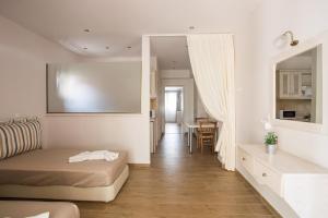 古维亚Spiti Prifti Apartments的一间卧室设有一张床和一间用餐室