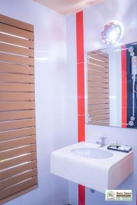 Ban Nai ThungIngtarn Ressort At thasala的浴室设有白色水槽和镜子