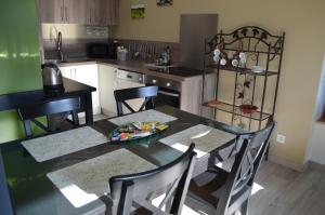 武夫赖佩蒂特科特度假屋的厨房配有餐桌和椅子