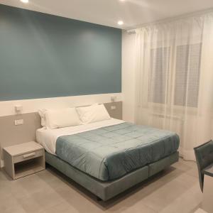 索伦托Maison Nanà的一间卧室设有一张蓝色墙壁的大床