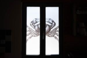 勒帕莱La Petite Maison De Papaye的金属门窗的门