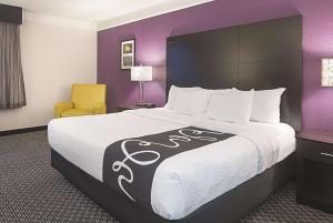 拉斯维加斯拉斯维加斯苏摩林特拉昆塔套房酒店的酒店客房带一张大床和一把椅子