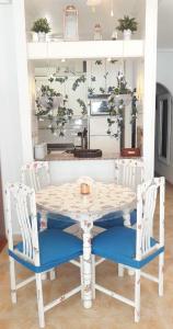 托雷维耶哈NICE 2-BEDROOMS的餐桌、两把椅子、一张桌子和一张桌子以及一张椅子