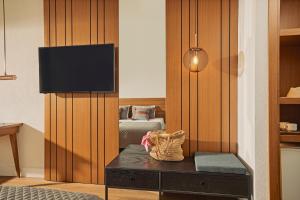 萨利杰尔梅TUI MAGIC LIFE Sarigerme的一间设有卧室的客房,墙上配有电视