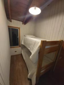 比亚里卡Hostal Ruka Lodge的一间小卧室,卧室内配有一张床铺