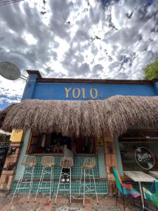 麦德林Yolo Hostel Medellin的一间位于酒店前方的带桌椅的yoda餐厅