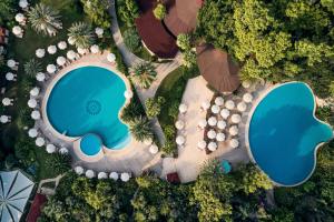 萨利杰尔梅TUI MAGIC LIFE Sarigerme的享有带2个游泳池的度假村的顶部景致