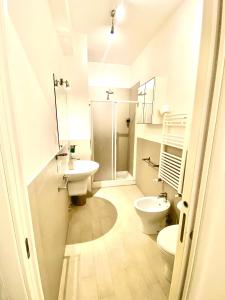罗马Vatican Cozy Suites - Liberty Collection的浴室设有2个卫生间、水槽和淋浴。