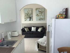 PauLa Casita的厨房设有带沙发的客厅。