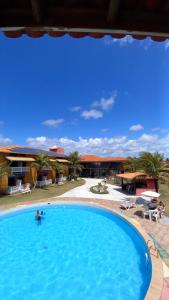 波托德索比萨维皮河口生态酒店的度假村前的大型游泳池