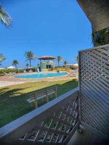波托德索比萨维皮河口生态酒店的一个带长凳和游泳池的阳台