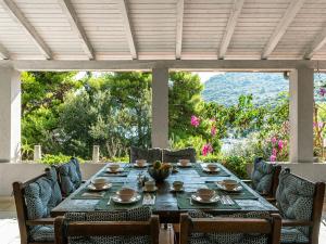 拉斯托伏Villa Angela的美景庭院内的桌椅