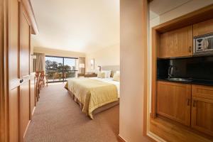 丰沙尔梅尔波尔图湾酒店&度假村的酒店客房设有一张床和一个阳台。