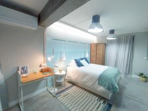 庞特维德拉Morriña Atlantica Loft的一间卧室配有一张床和一张书桌