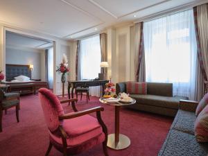 苏黎世The Dufour by Hotel Schweizerhof Zürich的客厅配有沙发和桌子