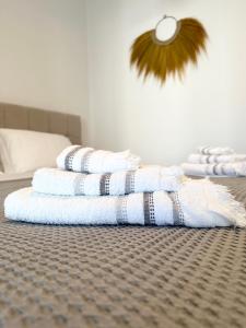 安提帕罗斯岛La Main Street suite的床上的一大堆毛巾