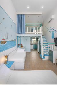哈拉奇Haraki Mare Studios beach front的一间卧室设有双层床和楼梯。