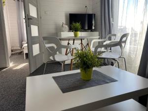 萨比诺瓦Domki na Łące的客厅配有白色的桌子和椅子