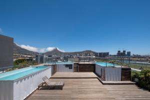 开普敦Modern Two Bedroom Unit, Mountain & Harbour Views的建筑物屋顶上的游泳池
