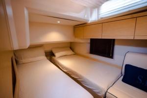 迪拜Stella Romana Yacht的小房间设有两张床和窗户