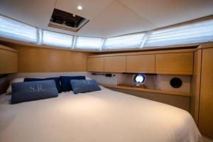 迪拜Stella Romana Yacht的船上一张大床,带两个蓝色枕头