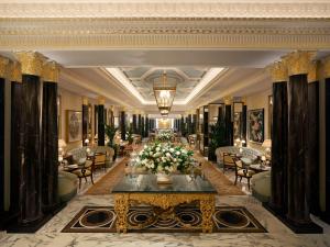伦敦多切斯特酒店 - 多尔切斯特精选的酒店大堂设有鲜花桌