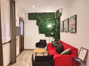 科尔多瓦La Casa de Pedro Verdugo Apartamento Turístico的客厅设有红色沙发和绿色的墙壁