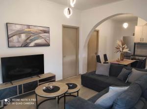 佩罗德斯Alex Katerina Apartments的客厅配有沙发和桌子