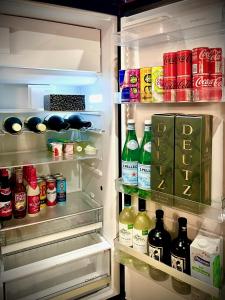 MélinLe Secret de Mélin的装满各种饮料和饮料的开放式冰箱