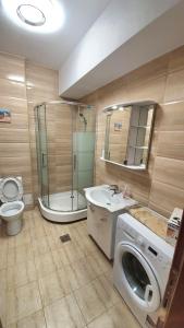 马马亚Belle Sea View Apartment Mamaia的浴室配有卫生间、盥洗盆和洗衣机。