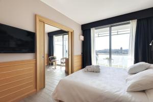 罗马阿兰公园西方酒店的一间卧室设有一张大床和一个大窗户