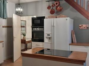 贝格海姆Gîte Le3 Bergheim的厨房配有白色冰箱和微波炉